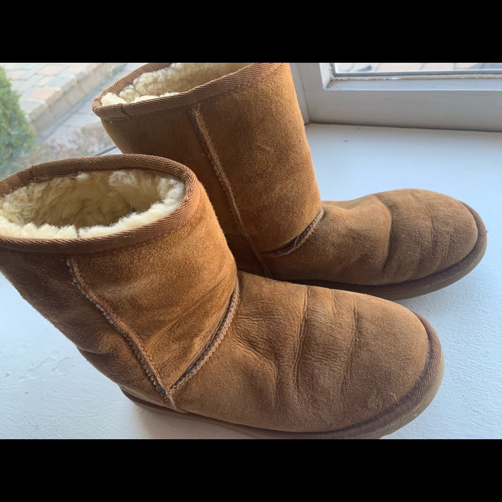 UGG Classic Short Boot Size 5 in Chestnut